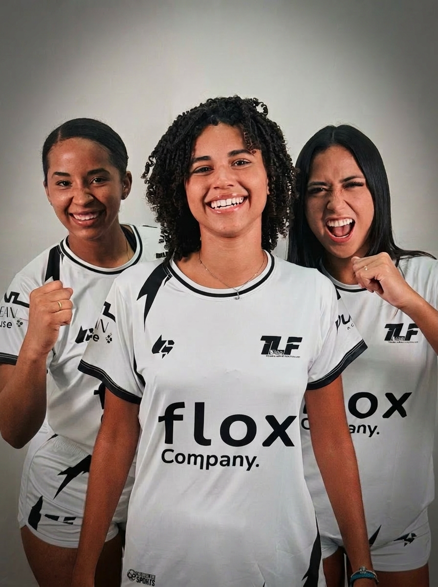 Atletas da Team Lisbon Footvolley sorrindo com uniforme branco