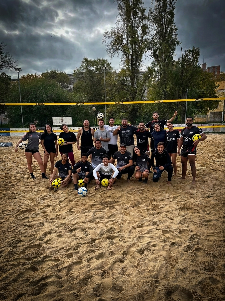 Grupo da Team Lisbon Footvolley reunido no campo de areia