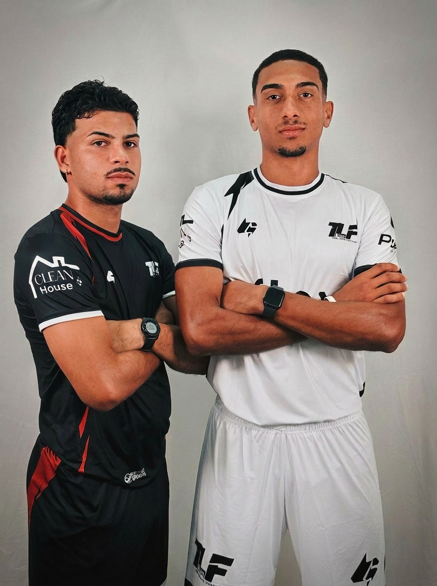 Dois atletas da Team Lisbon Footvolley com os braços cruzados