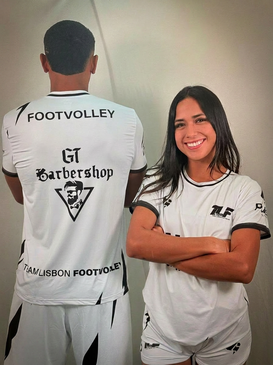 Atleta e membro da equipa com uniforme oficial da Team Lisbon Footvolley