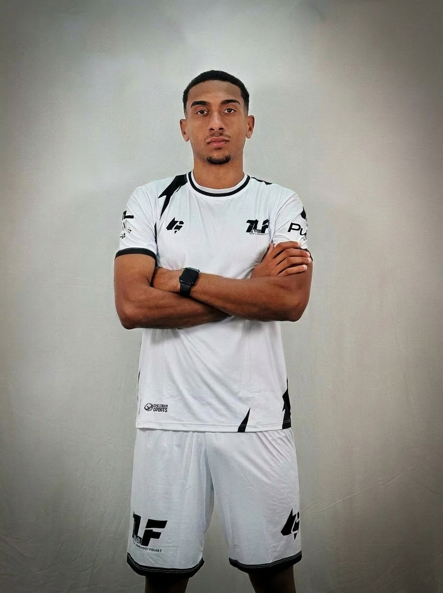 Atleta da Team Lisbon Footvolley em pose oficial com uniforme branco