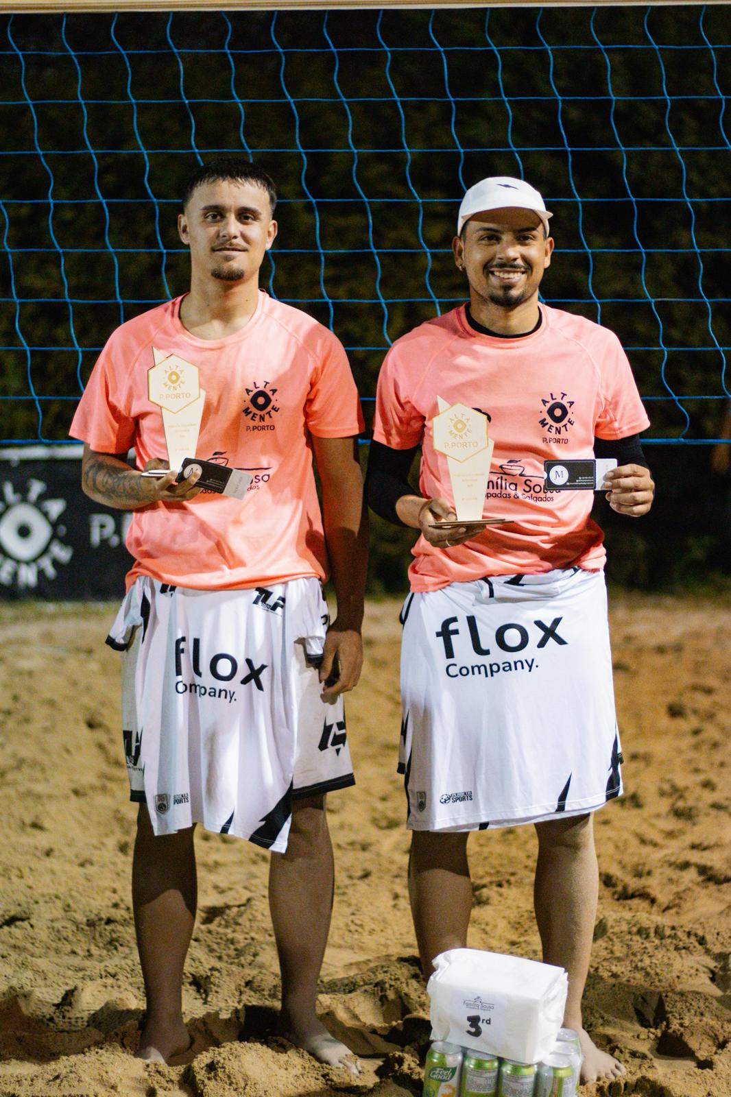 Atletas TLF com troféus em torneio de futevôlei