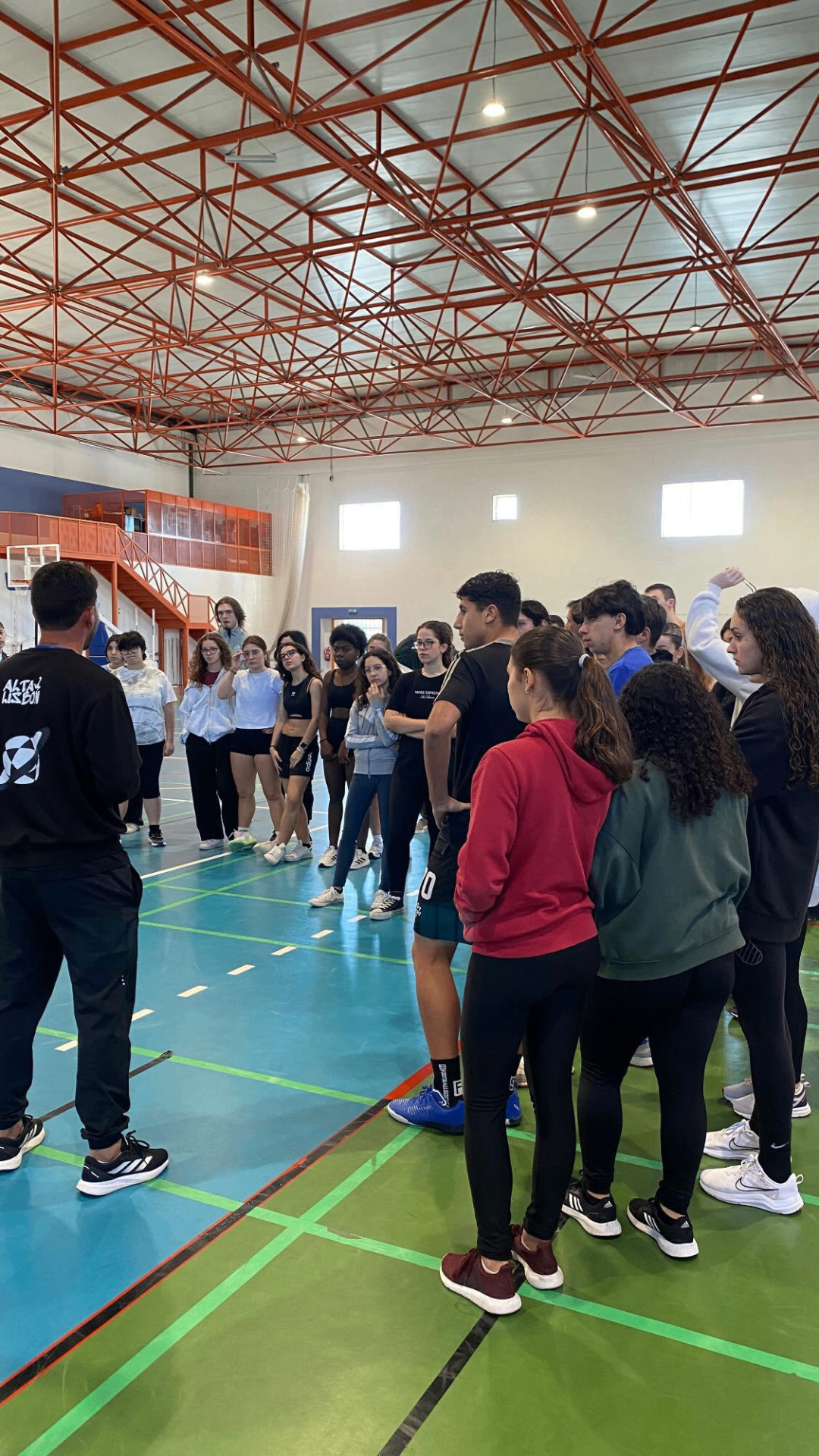 Atletas reunidos no pavilhão da Team Lisbon Footvolley